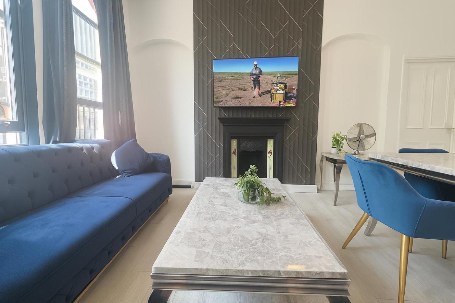 Stylish 2 Bedroom In The Heart Of Soho Walk To Cafes & Attractions! * London
